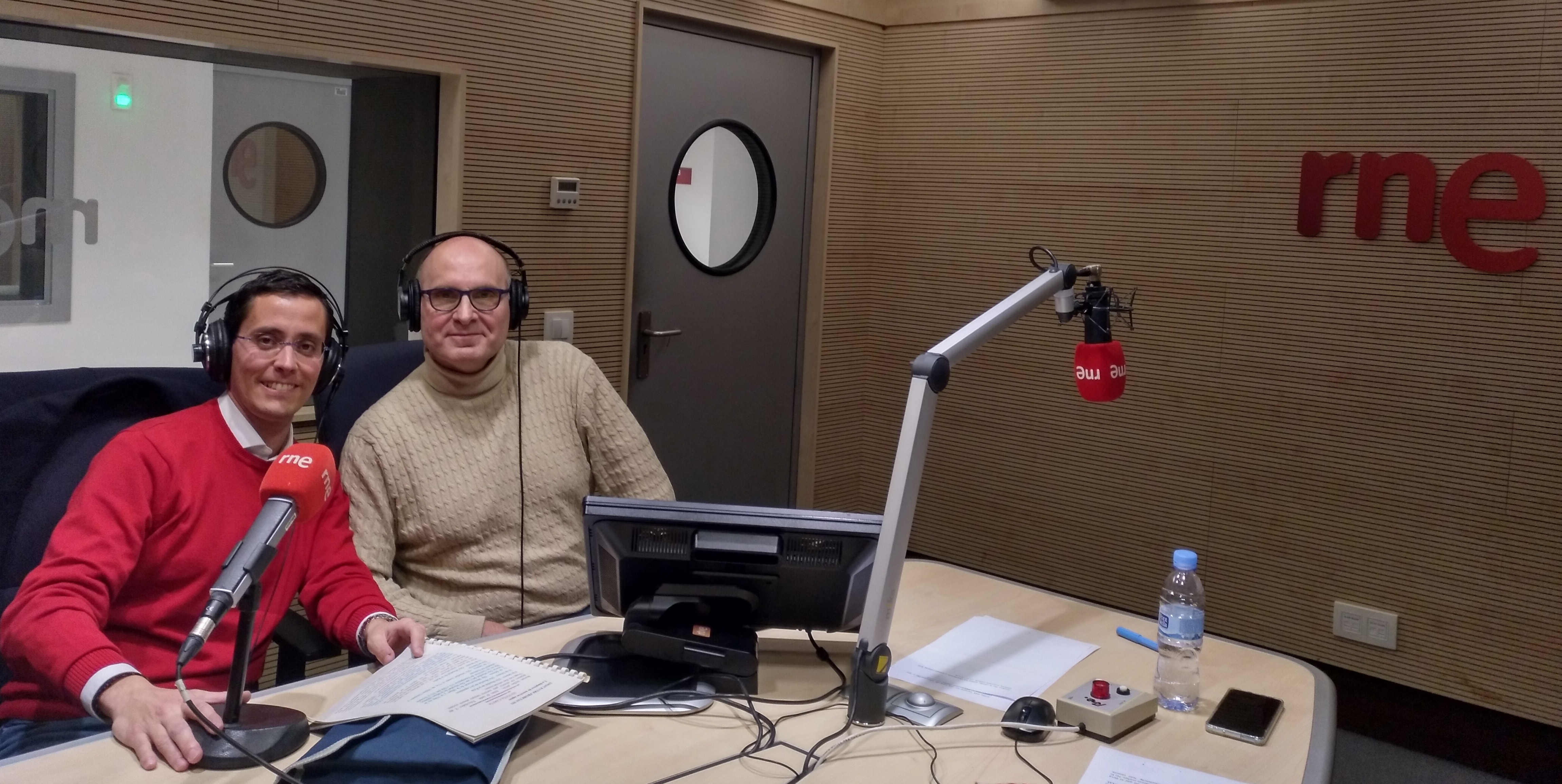 Borja Garrido Arias, que desarrolló su tesis doctoral con mención industrial en el Grupo de Investigación de la UCM, en el programa de Radio Nacional de España “Entre Probetas”
